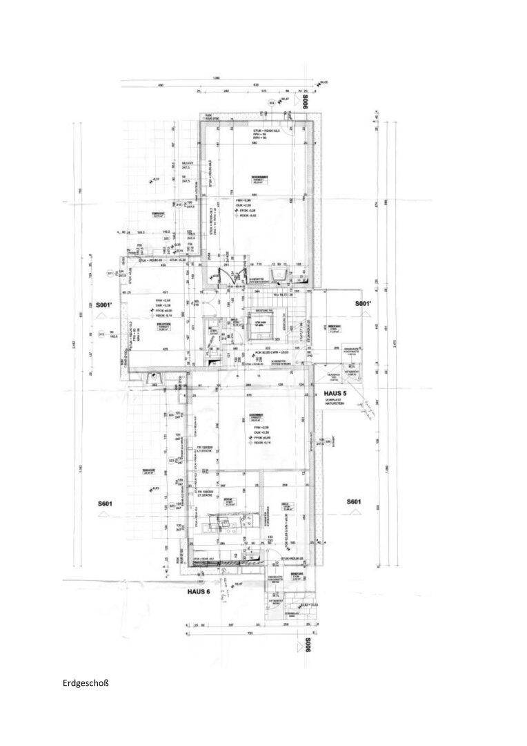 Grundriss des Erdgeschosses mit Wohnbereich, Küche und Zugang zum Garten.