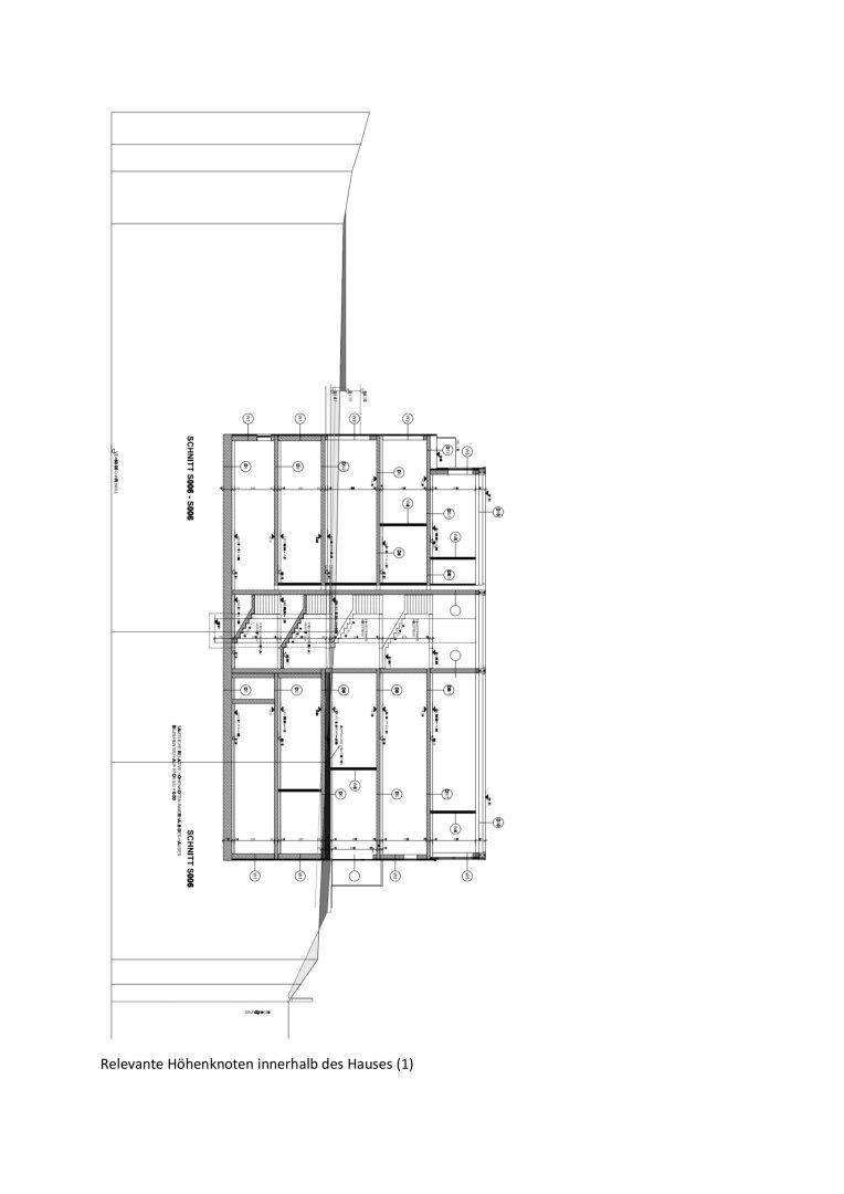 Schnittzeichnung eines mehrstöckigen Gebäudes mit detaillierten Höhenknoten und internen Strukturen.