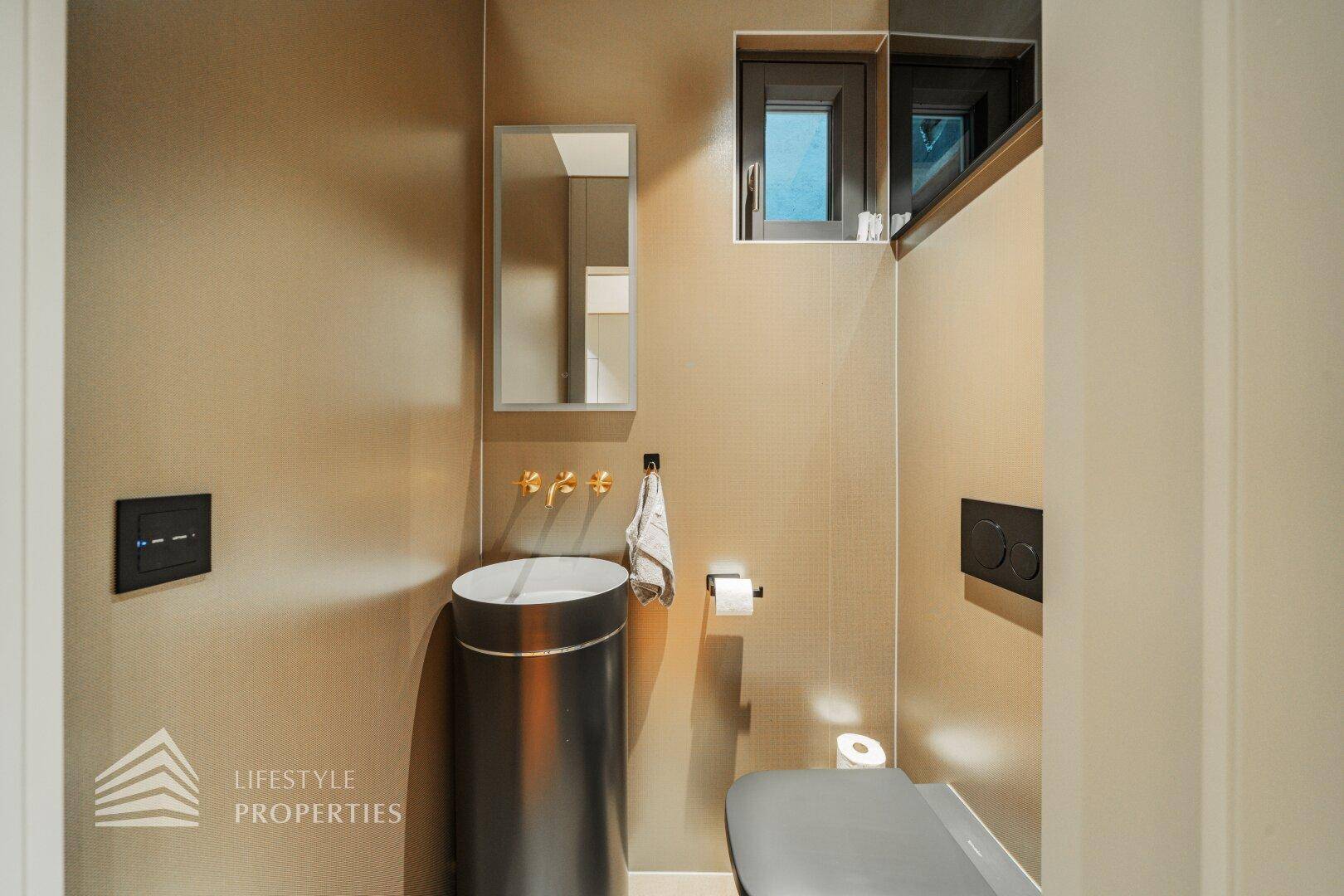 Modernes Gäste-WC mit stilvollem Waschbecken, Wand-WC und kleinem Fenster.