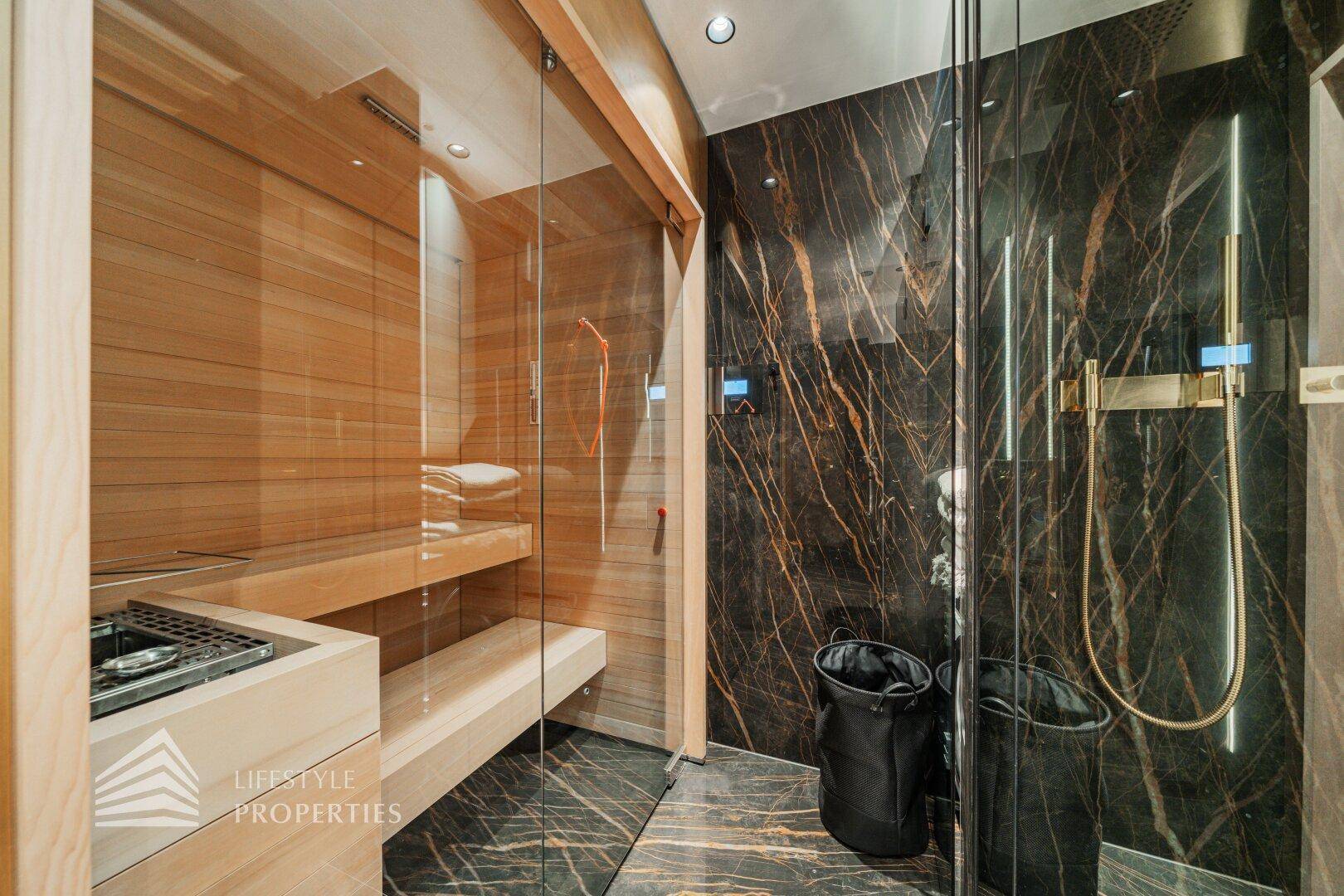 Exklusives Badezimmer mit integrierter Sauna, großer Dusche und luxuriösen Marmorfliesen.