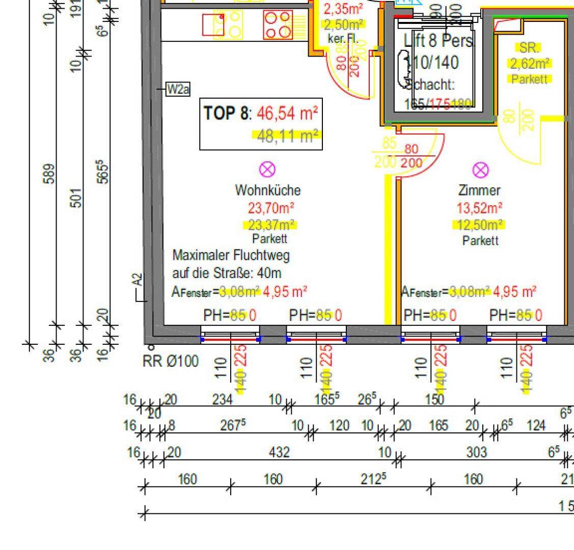 Detaillierter Grundriss einer Wohnung mit Wohnküche, Zimmer und Aufzug im Gebäude.
