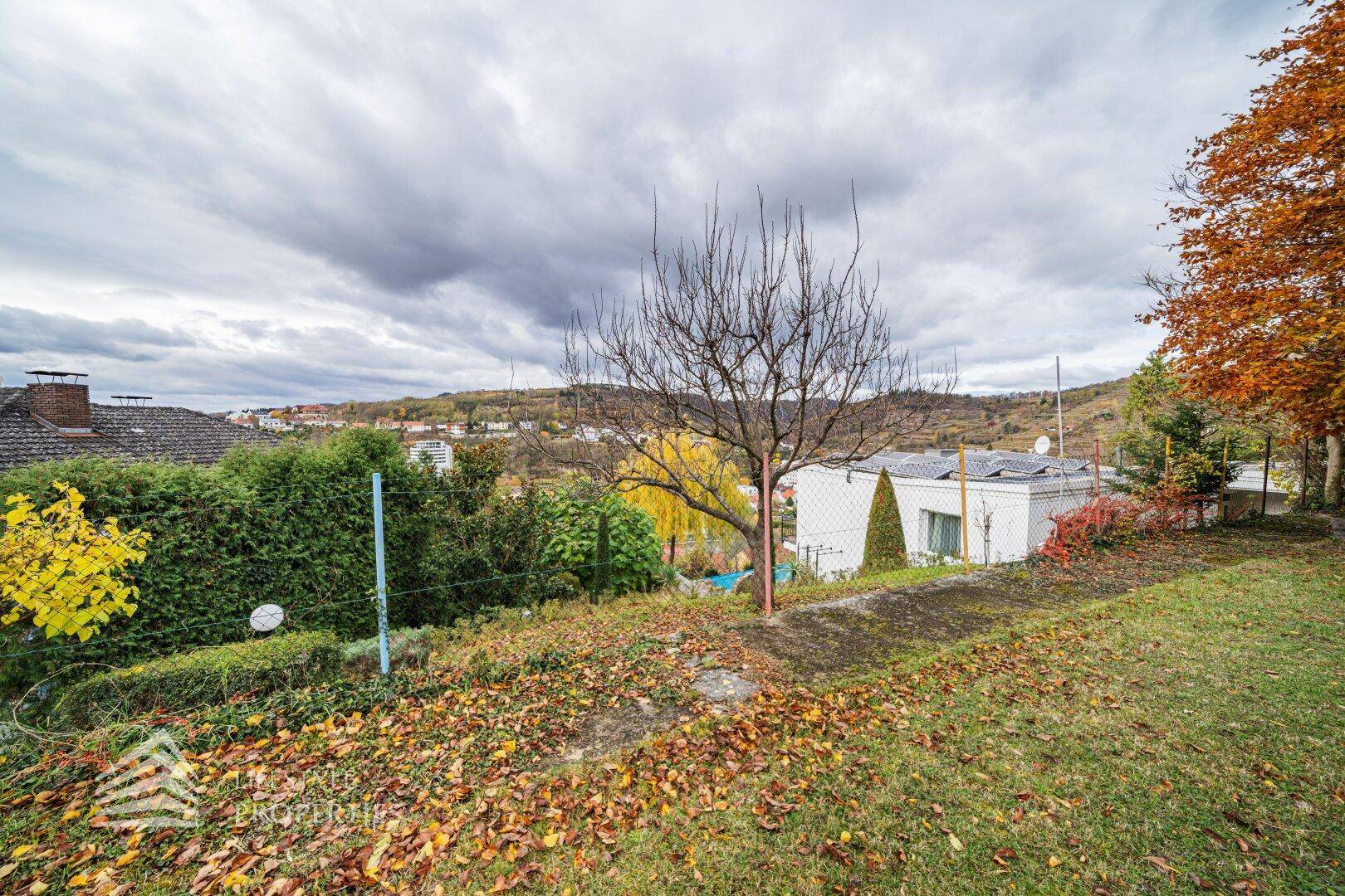 Panoramablick über die hügelige Landschaft und die umliegende Bebauung.