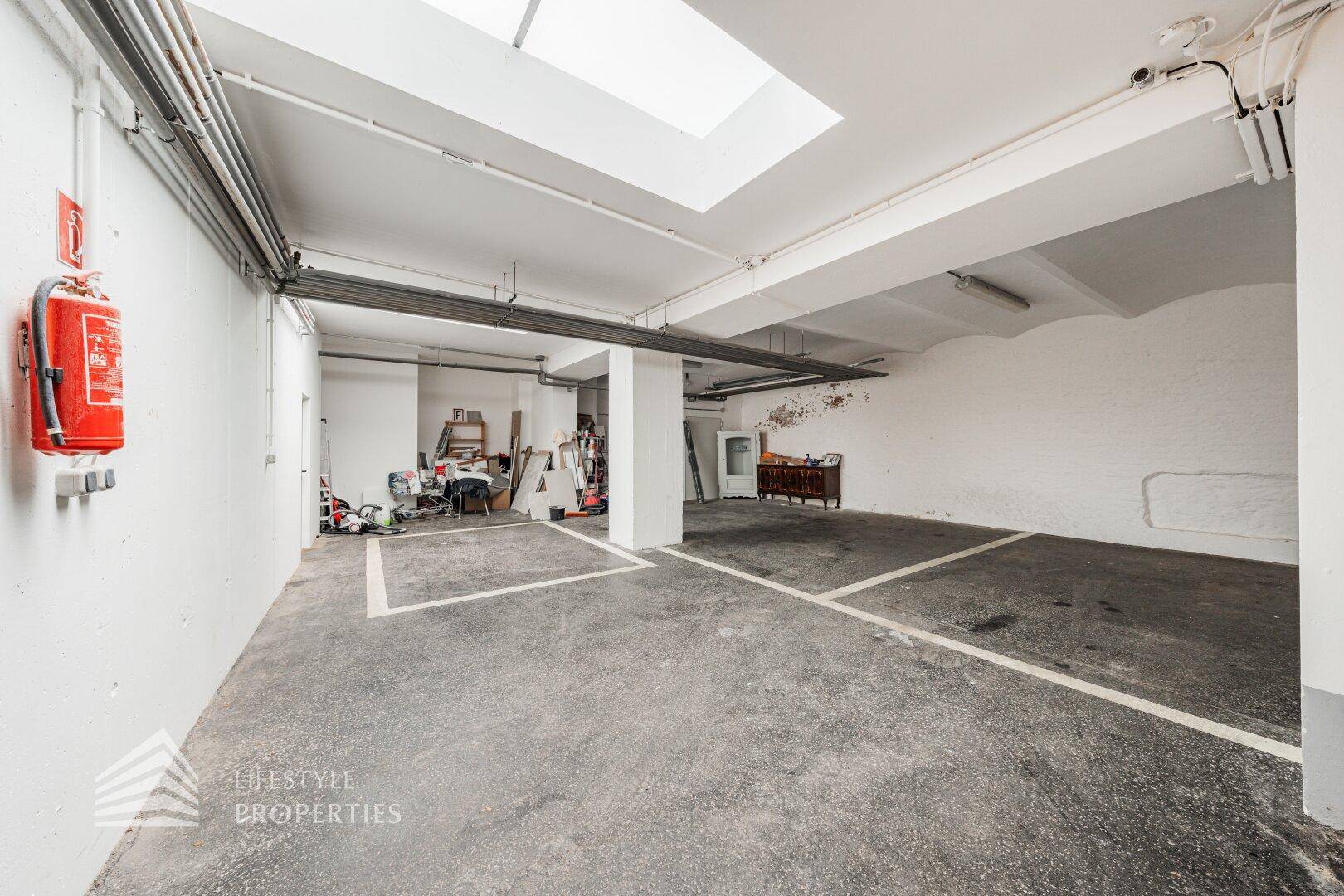 Geräumige Tiefgarage mit Stellplätzen und Oberlicht für Tageslicht.
