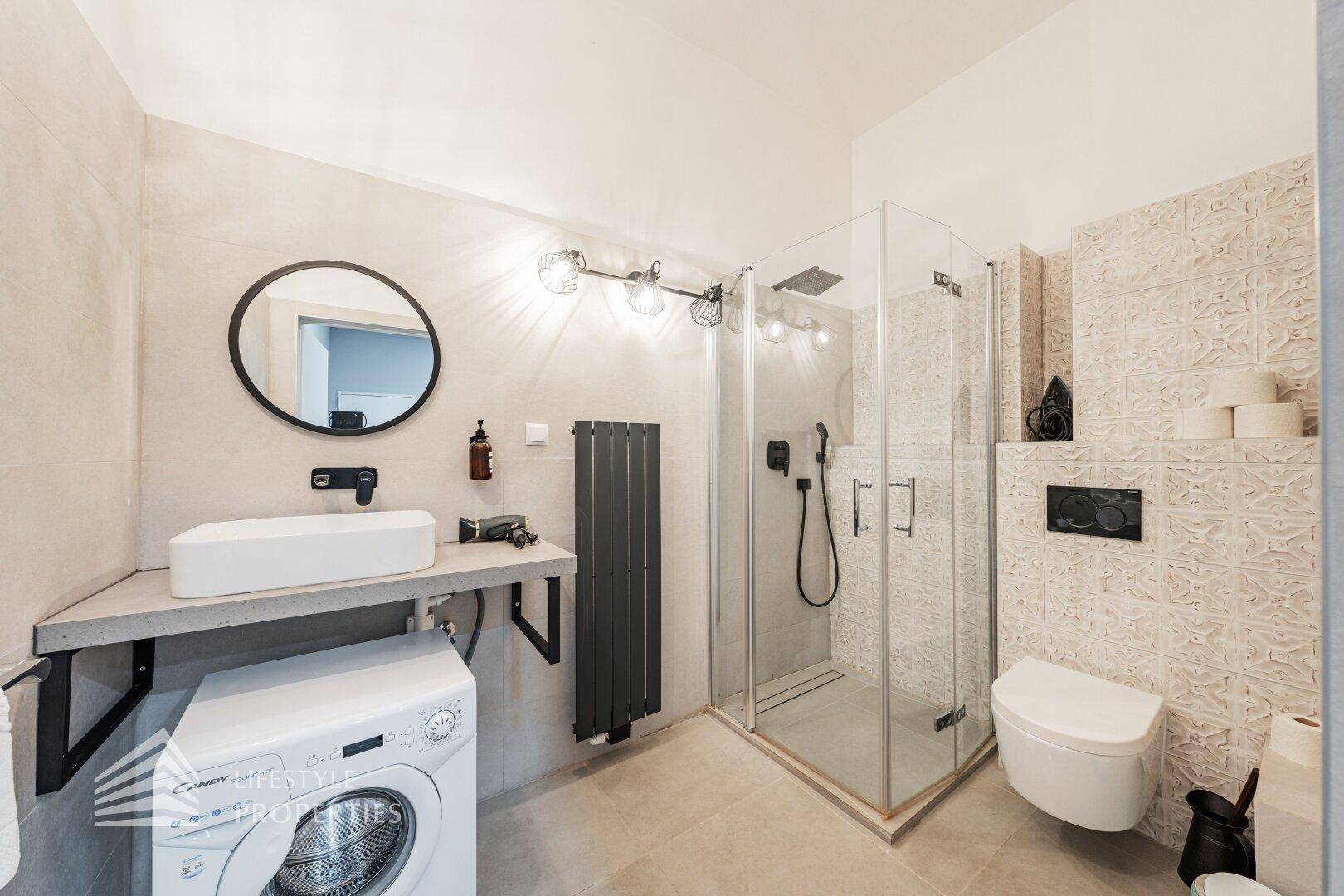 Modernes Badezimmer mit begehbarer Dusche, Waschbecken und Heizkörper.
