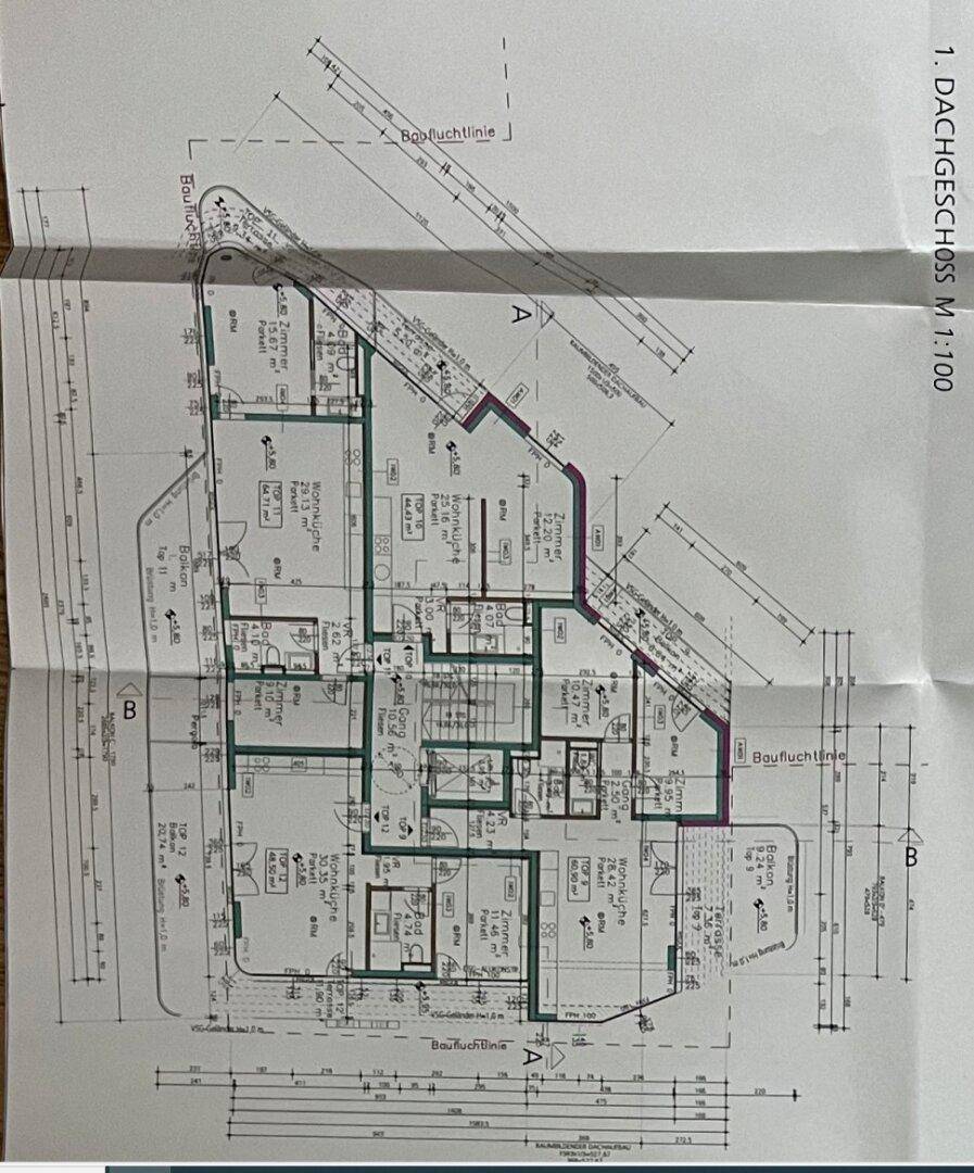 Grundriss des Dachgeschosses mit großzügigen Wohnbereichen, Balkonen und Terrassen.
