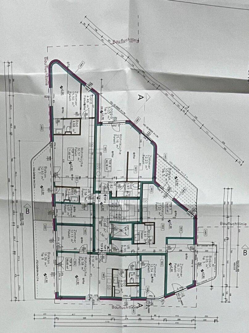 Detaillierter Grundriss einer Etage mit verschiedenen Räumen, Balkonen und einer Loggia.