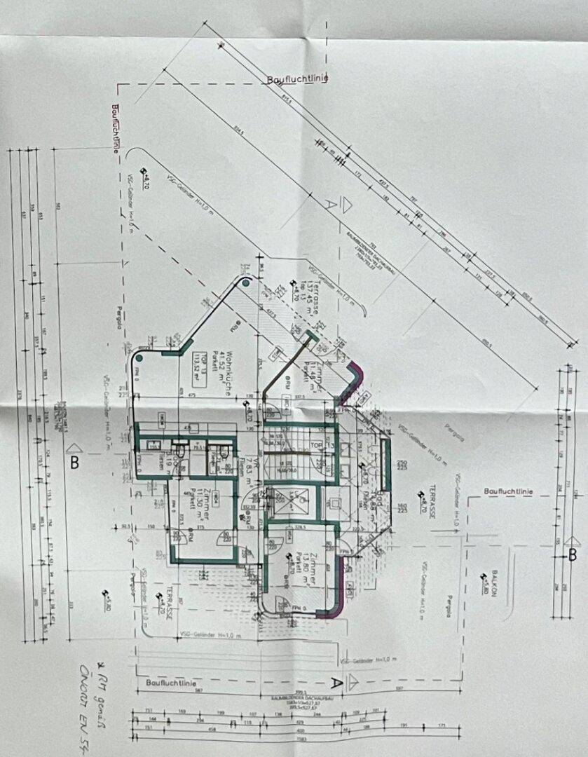 Grundriss einer weiteren Etage mit Wohnbereichen, Schlafzimmern, Balkonen und einer Terrasse.