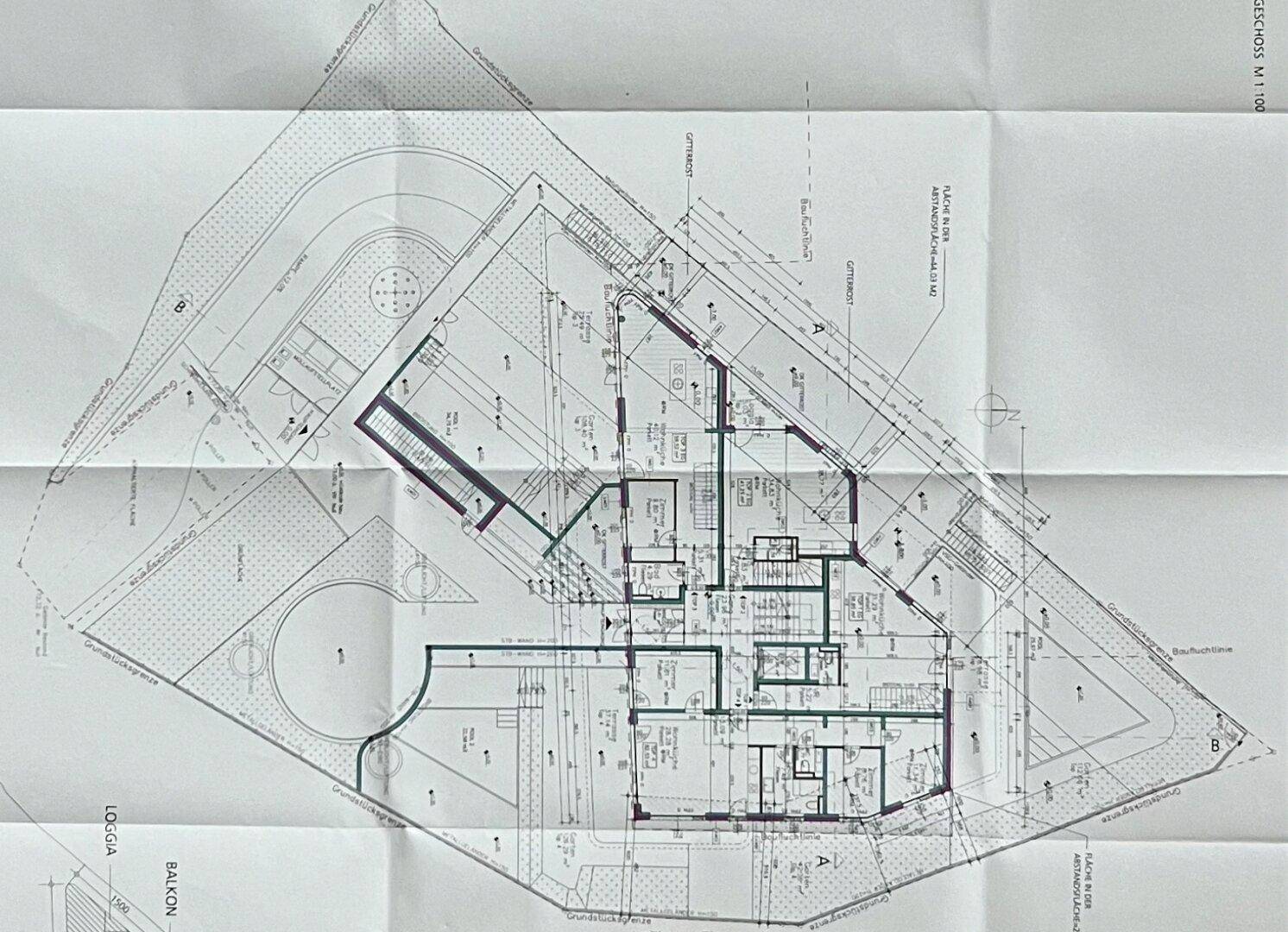 Grundriss des Erdgeschosses mit mehreren Zimmern, Balkonen und einer Loggia.