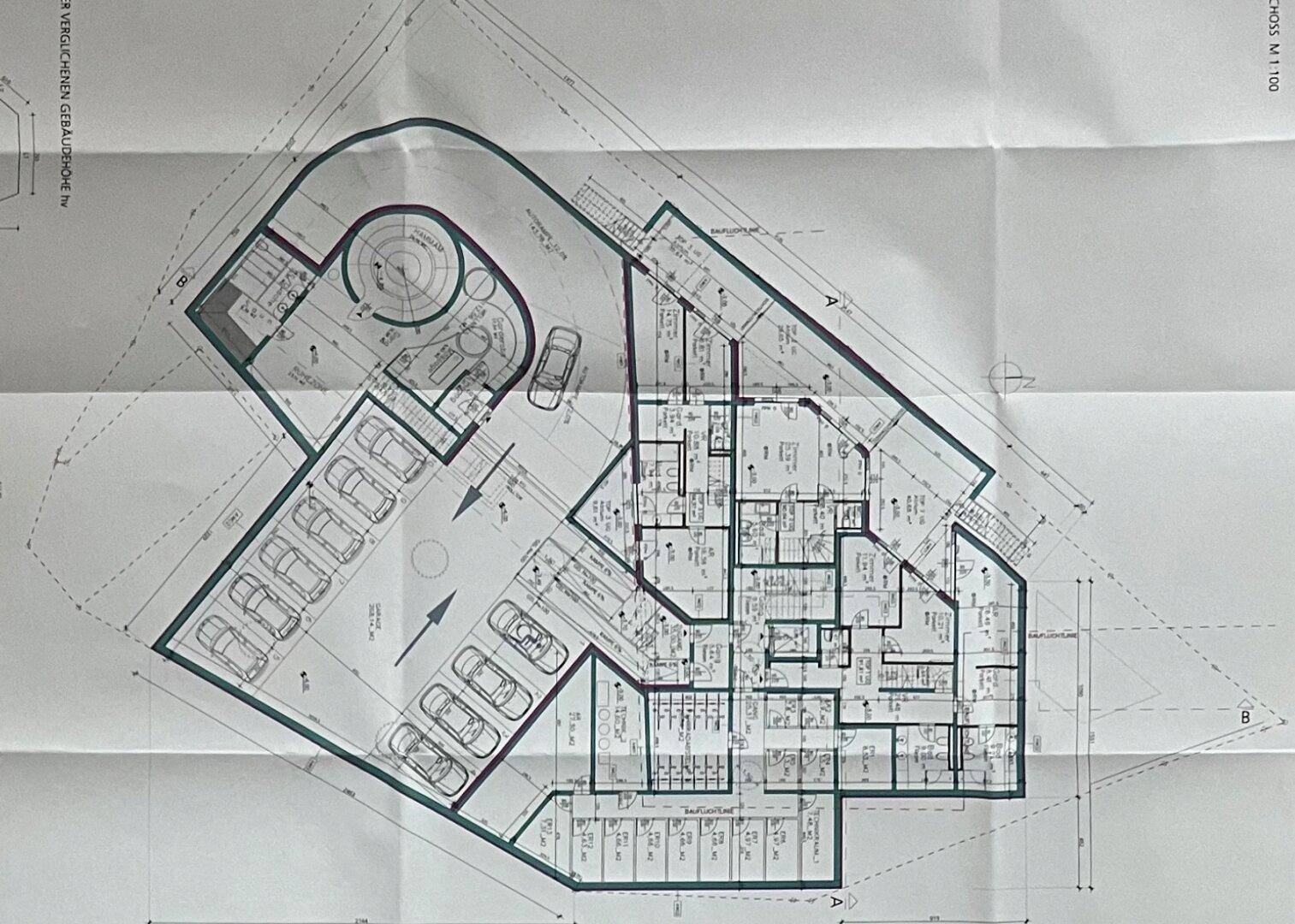 Grundriss des Untergeschosses mit Tiefgarage und weiteren Räumlichkeiten.