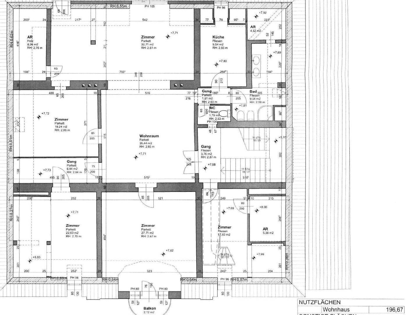 Grundriss des Erdgeschosses mit mehreren Zimmern, Küche und Balkon.