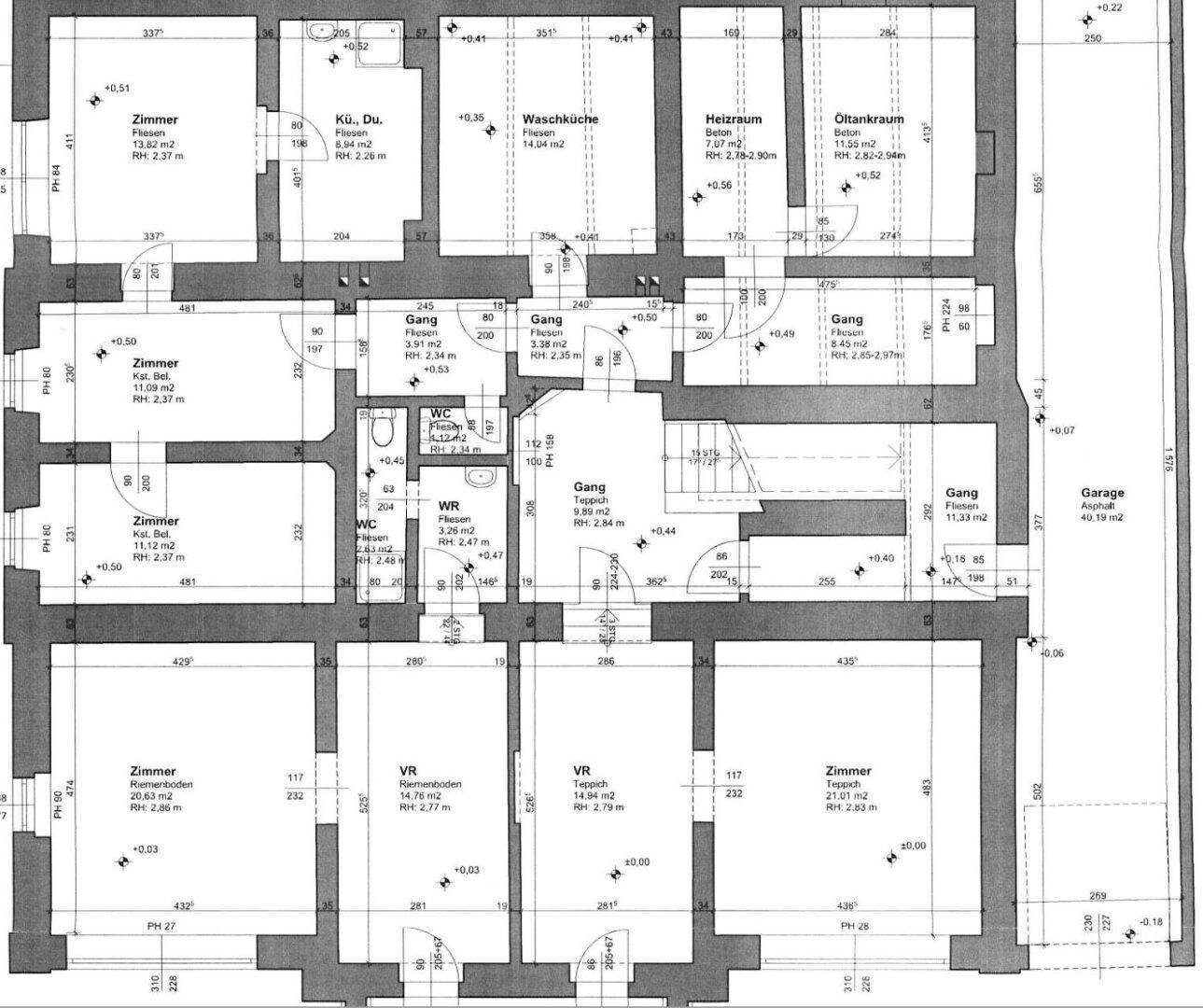 Grundriss des Kellergeschosses mit verschiedenen Räumen und Garage.