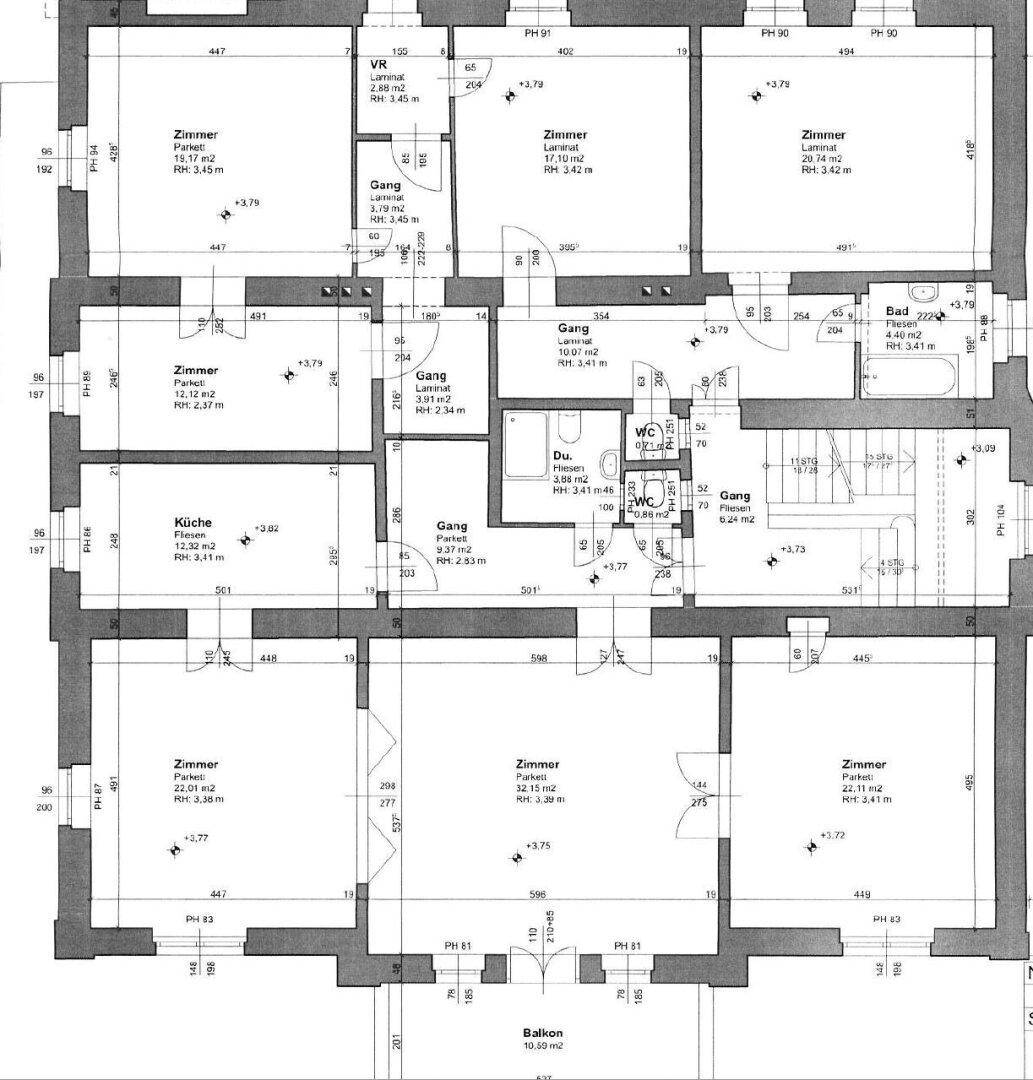 Grundriss des Obergeschosses mit mehreren Zimmern, Küche, Bad und Balkon.