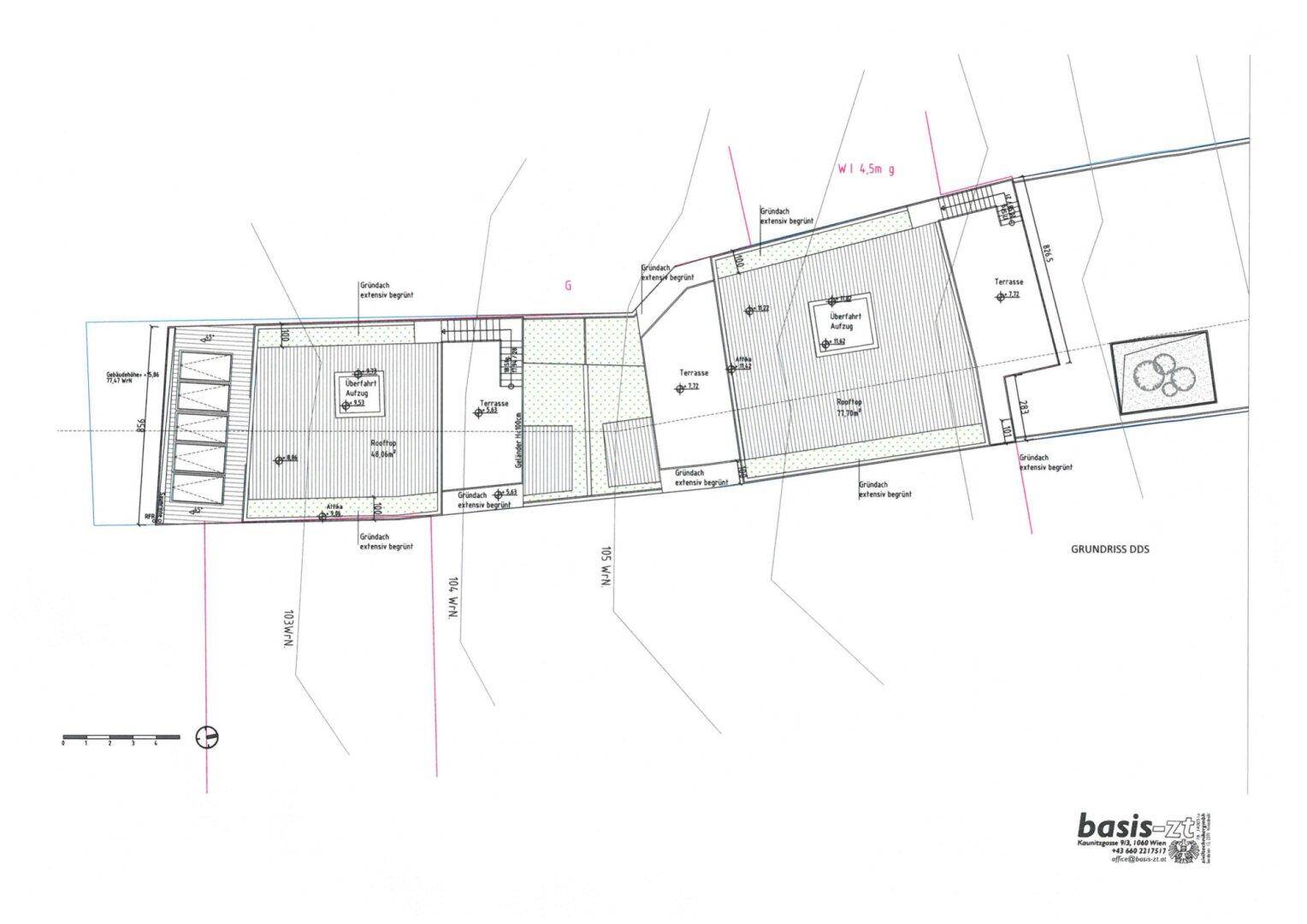 Grundriss zeigt die Anordnung von Terrassen und Gartenbereichen für zwei Wohneinheiten.