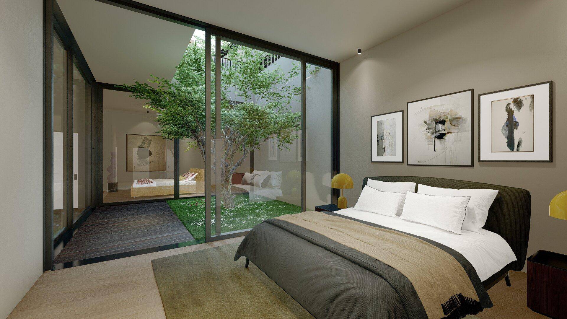 Schlafzimmer mit großen Glasfronten und direktem Blick auf einen begrünten Innenhof mit Baum.