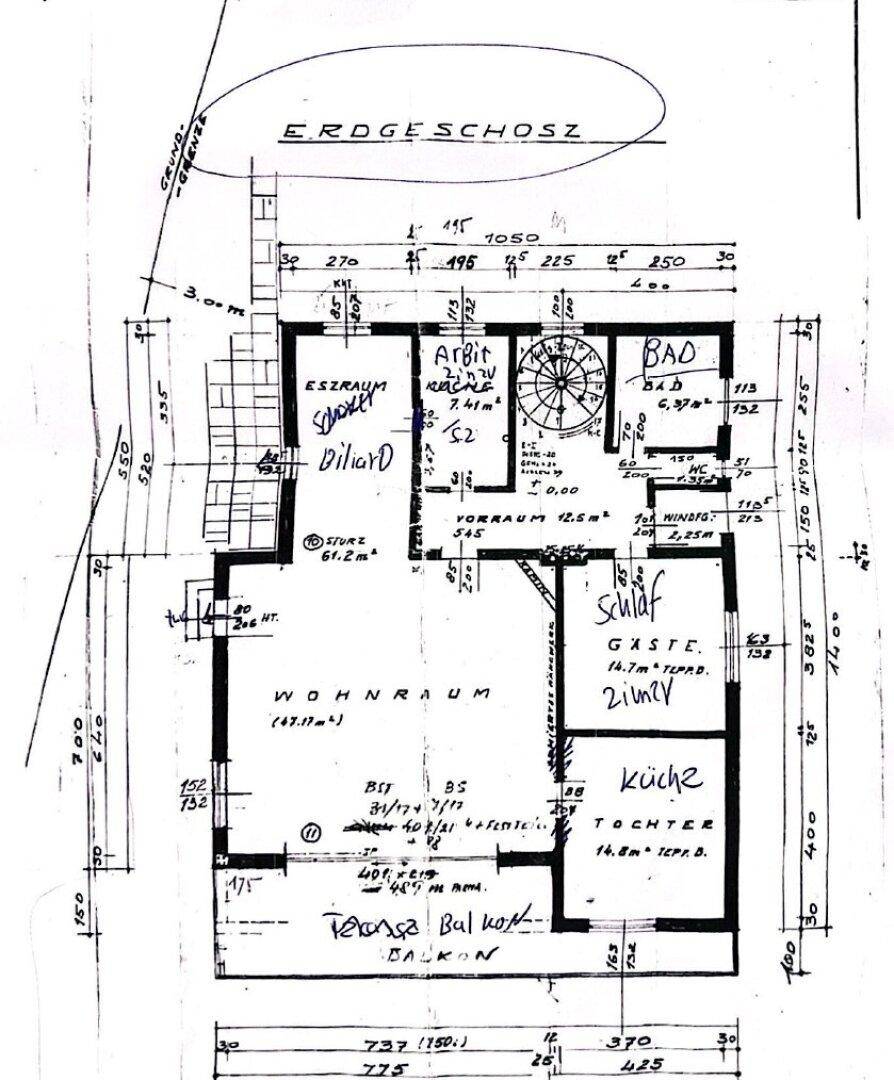 Grundriss des Erdgeschosses mit Wohnraum, Küche, Schlafzimmer und Terrasse.