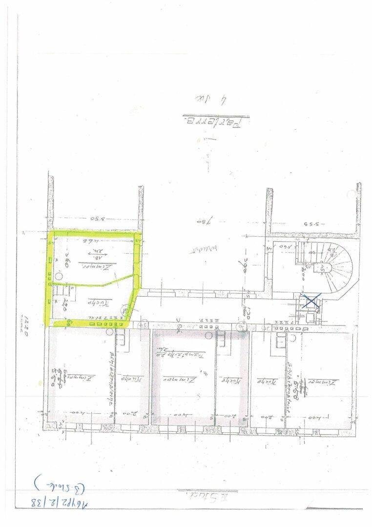 Handgezeichneter Grundriss einer Wohnung mit verschiedenen Räumen und Maßen.