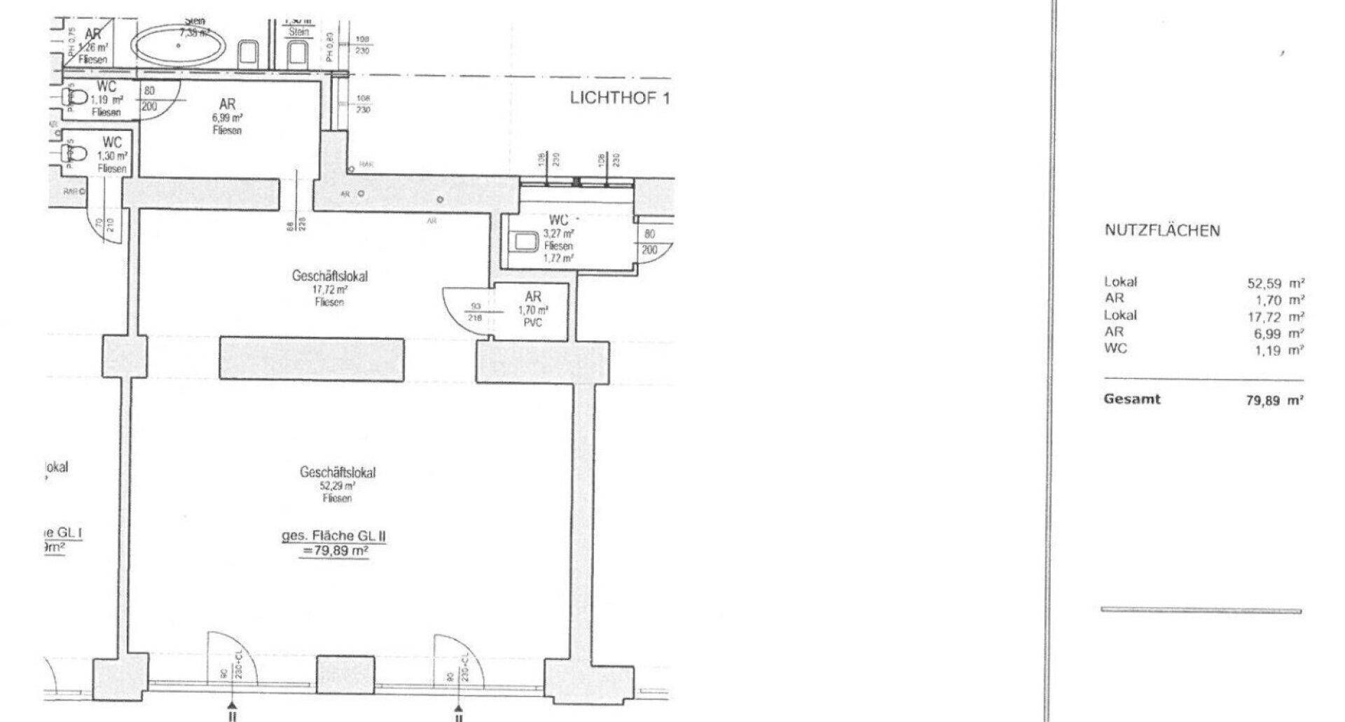 Grundriss eines Geschäftslokals mit mehreren WC-Bereichen und einem Lichthof.