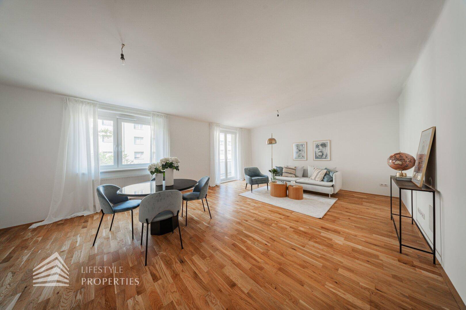 Heller Wohn- und Essbereich mit Holzboden und Zugang zum Balkon.