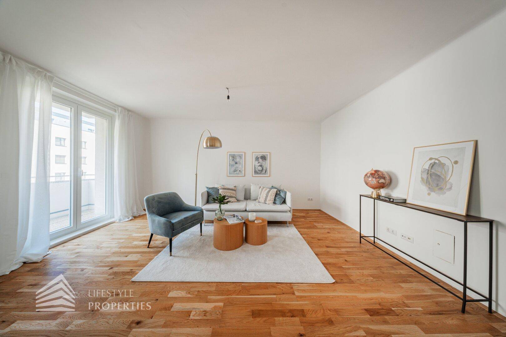 Modern eingerichtetes Wohnzimmer mit Holzboden und großem Fenster.