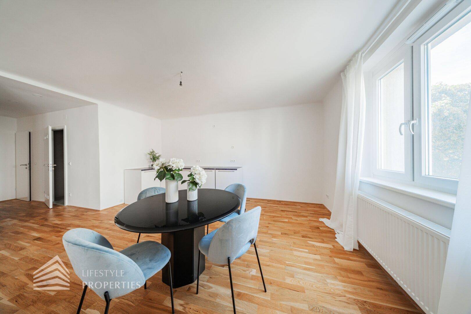 Heller Essbereich mit Holzboden und Fenster, ideal für gemeinsame Mahlzeiten.