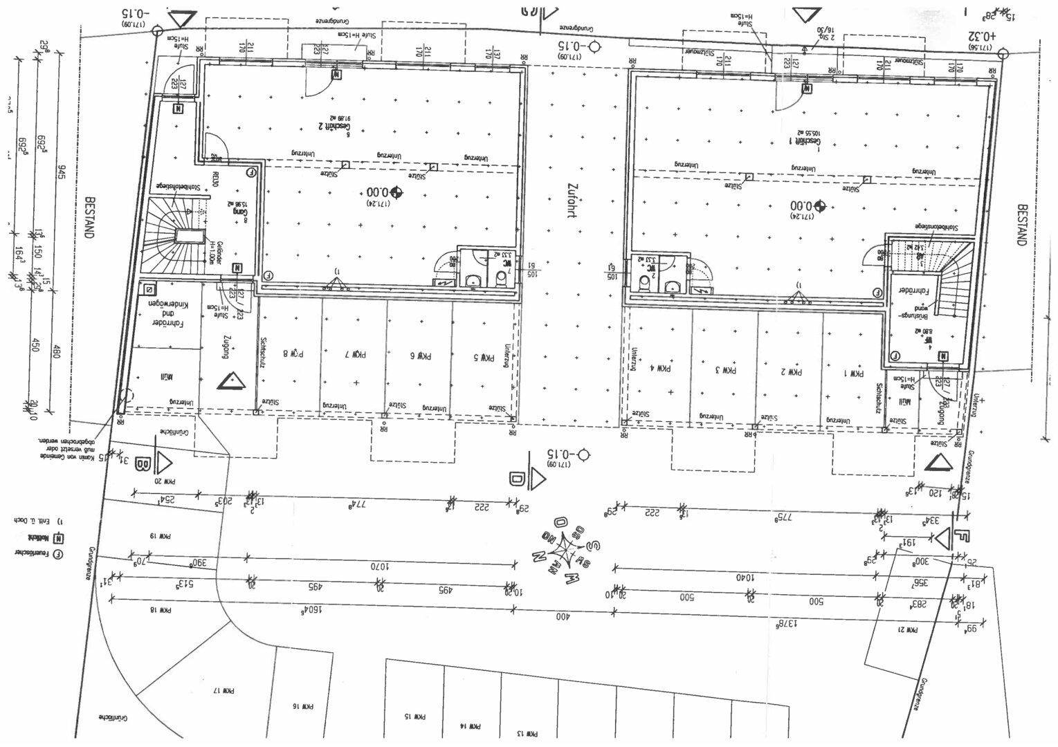 Grundriss des Erdgeschosses mit zwei Wohneinheiten und angrenzenden Parkplätzen.