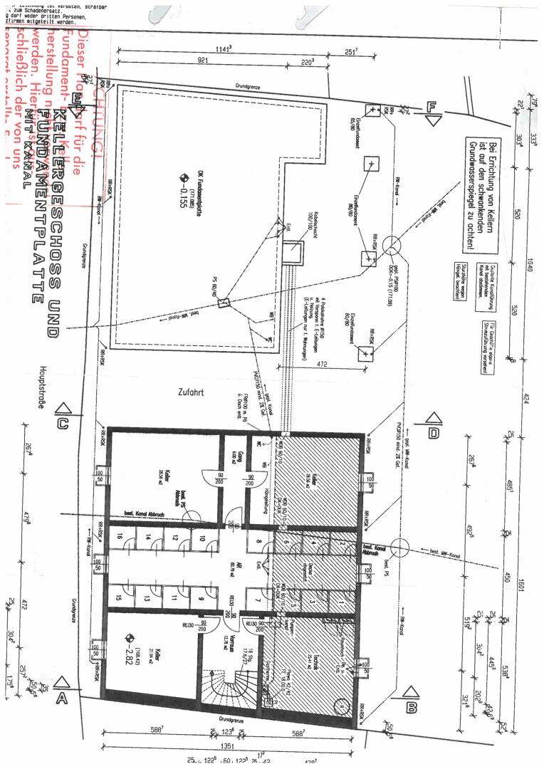 Grundriss des Kellergeschosses mit Fundamentplatte und Zufahrt zum Gebäude.