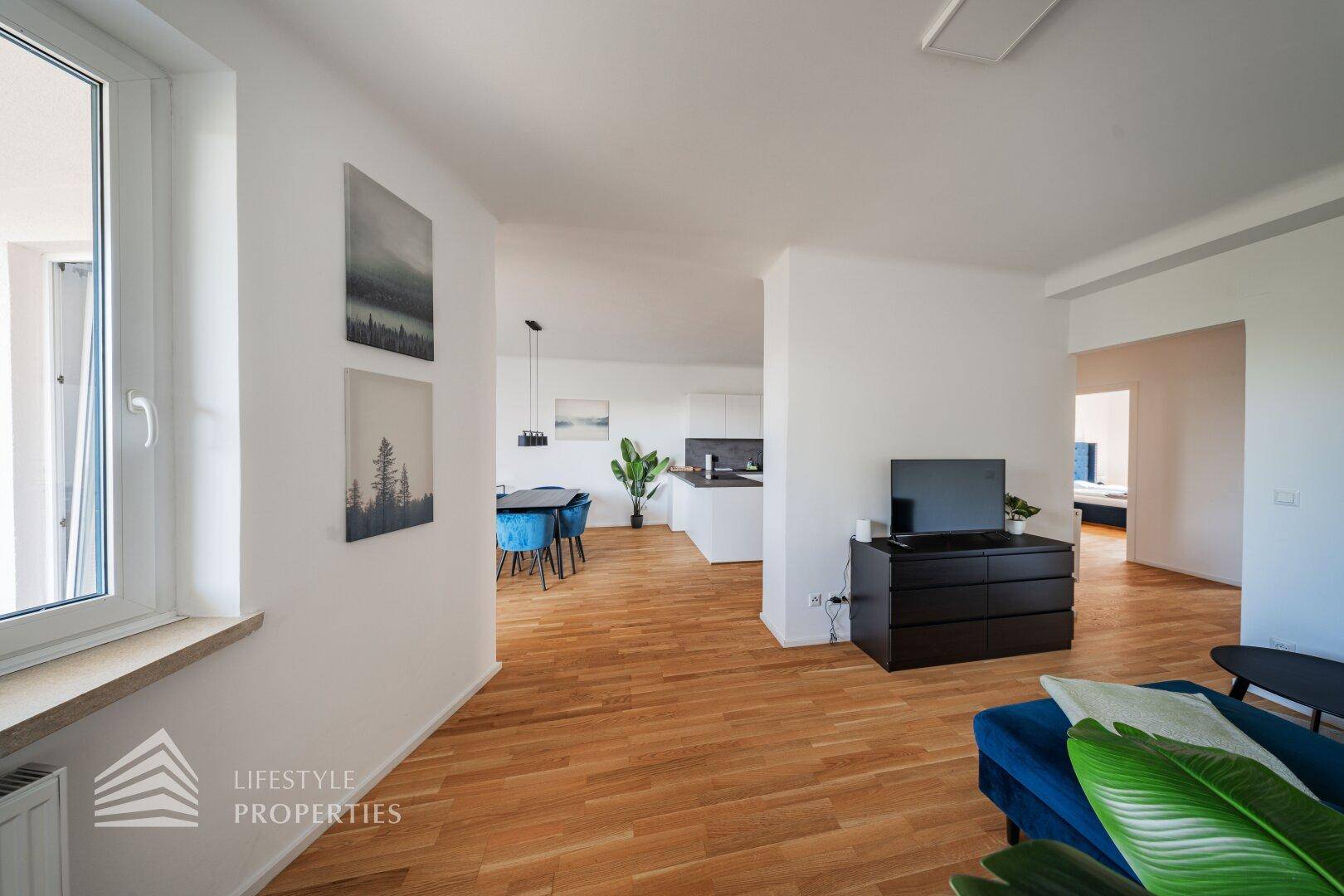 Weitläufiger Blick vom Wohnzimmer über den Essbereich zur modernen Küche, alles offen gestaltet.