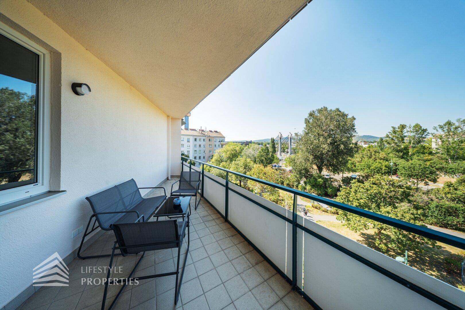 Geräumiger Balkon mit Sitzgelegenheiten und einem schönen Blick ins Grüne und auf die Umgebung.