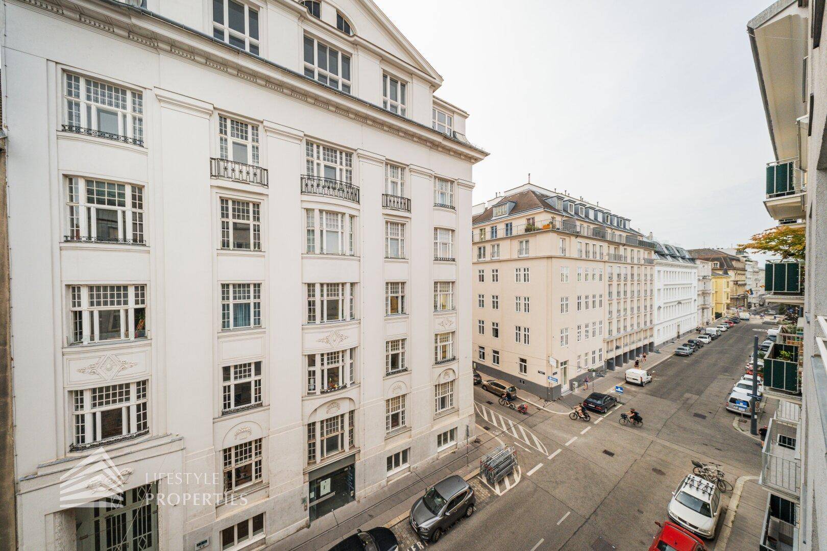 Historisches Gebäude mit klassischer Architektur und Blick auf die Stadtstraße.