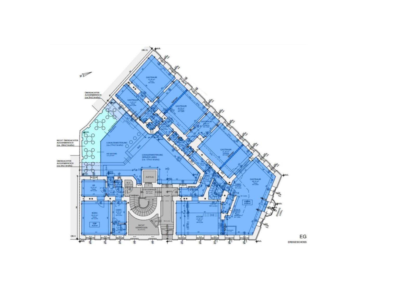 Grundriss des Erdgeschosses mit verschiedenen Räumen und einem zentralen Treppenhaus.