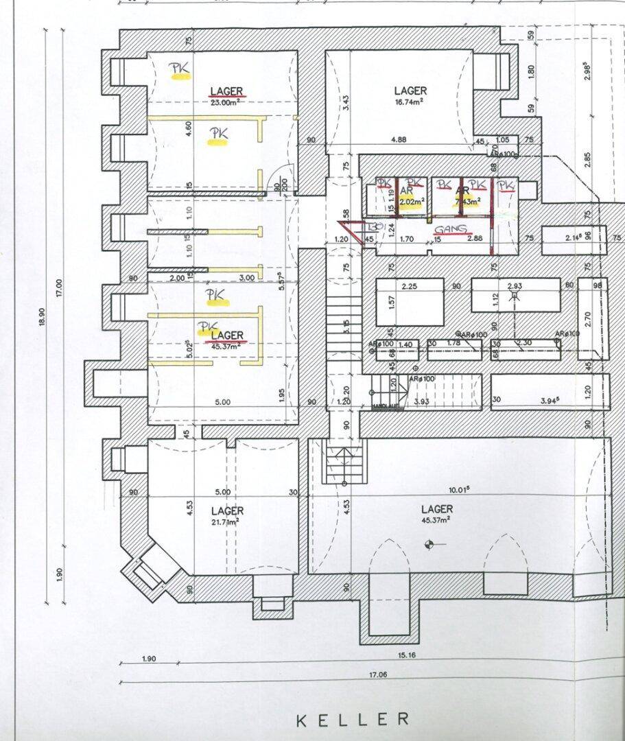 Grundriss des Kellergeschosses mit mehreren Lagerräumen und Zugang über eine Treppe.