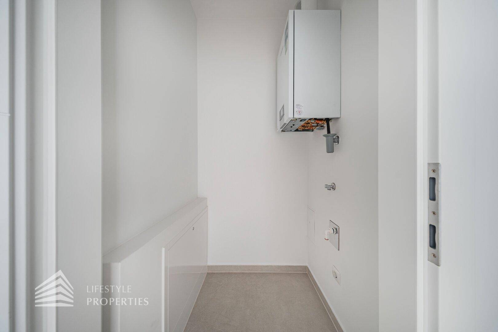 Praktischer Hauswirtschaftsraum mit Heizungsanlage und Anschlüssen.