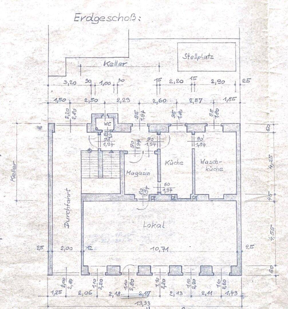 Grundriss des Erdgeschosses mit einem Ladenlokal, Magazin, Waschküche und Kellerzugang.