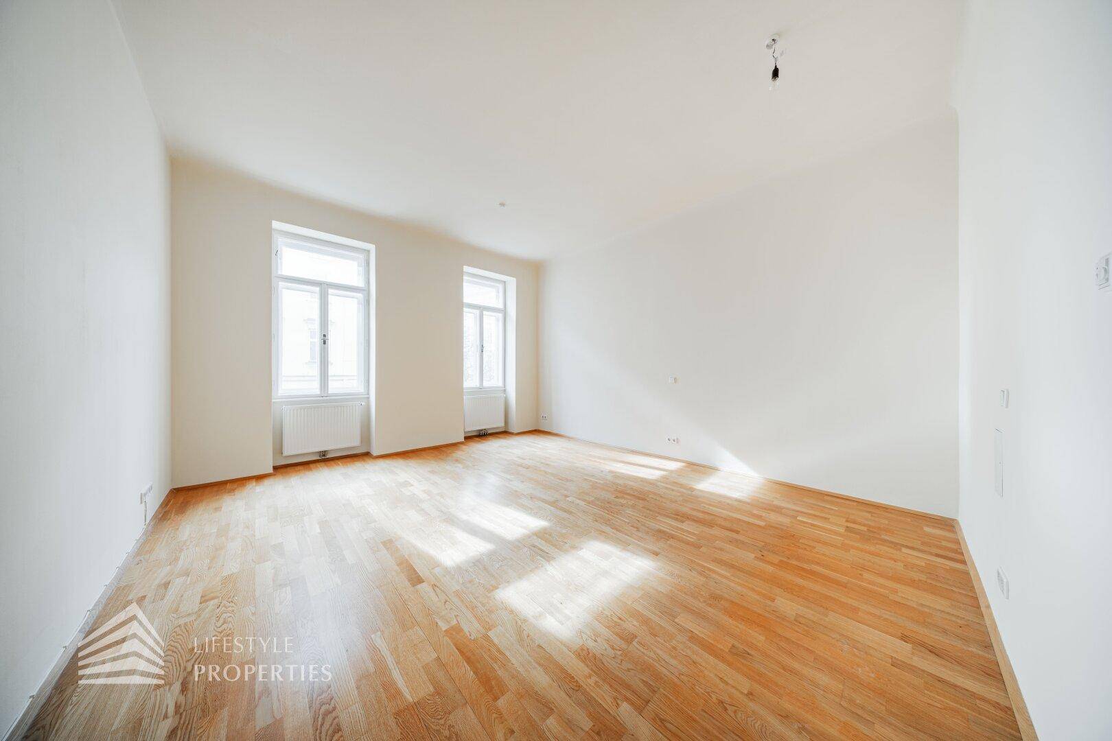 Helles und sonniges Zimmer mit zwei großen Fenstern und schönem Parkettboden.