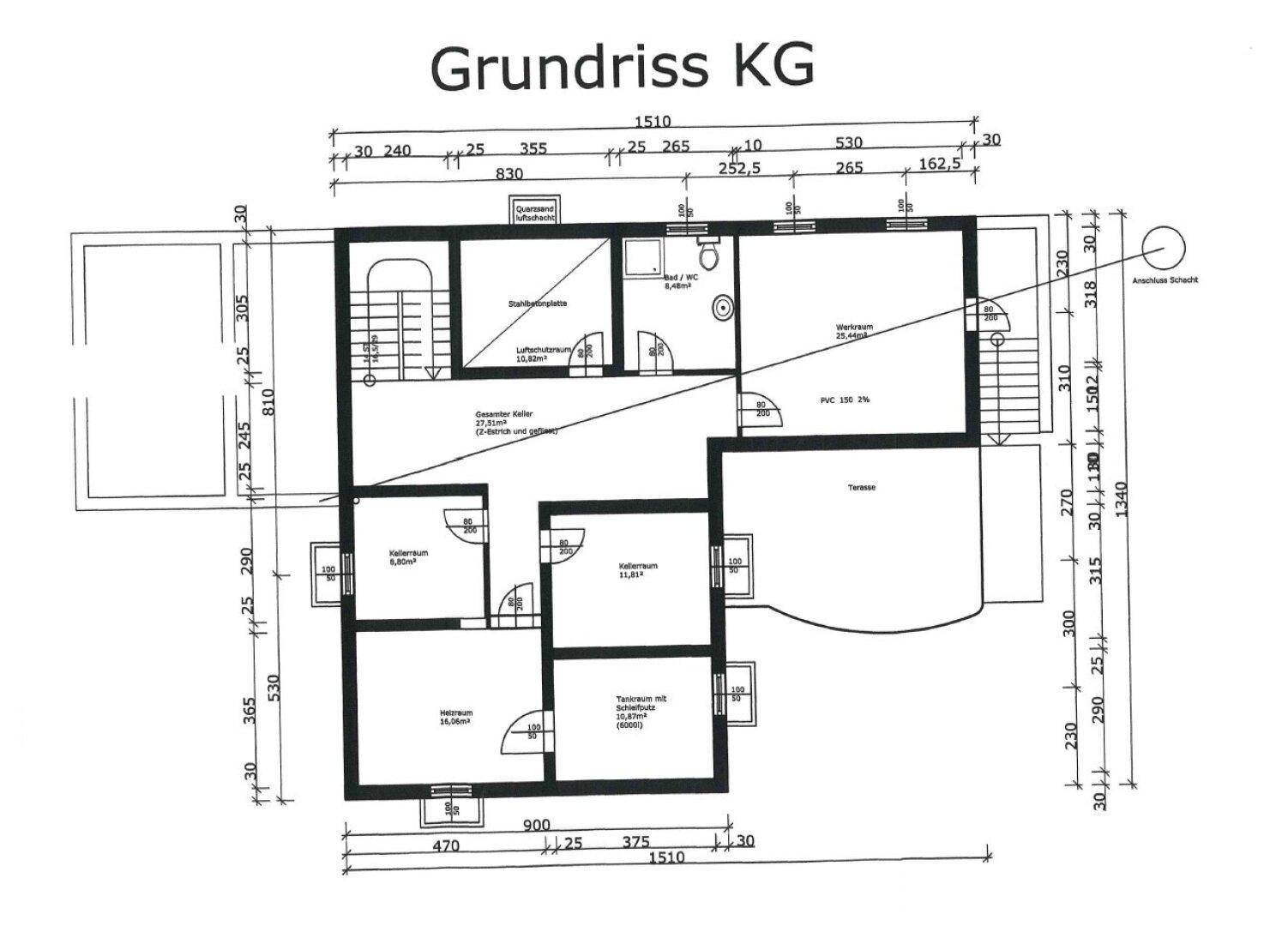 Grundriss des Kellergeschosses mit verschiedenen Räumen und einer Terrasse.