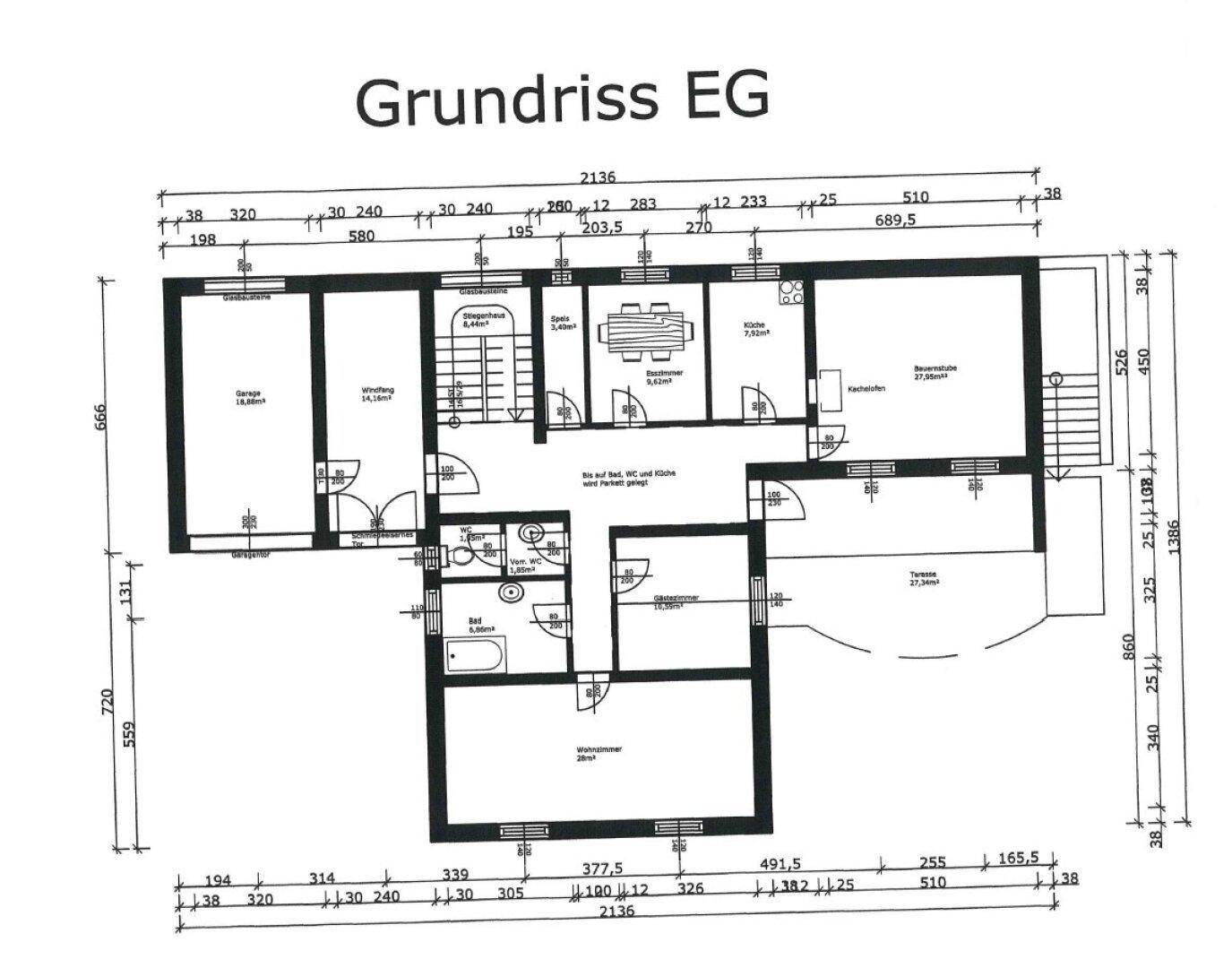Grundriss des Erdgeschosses mit Garage, Wohnbereich, Küche und Terrasse.