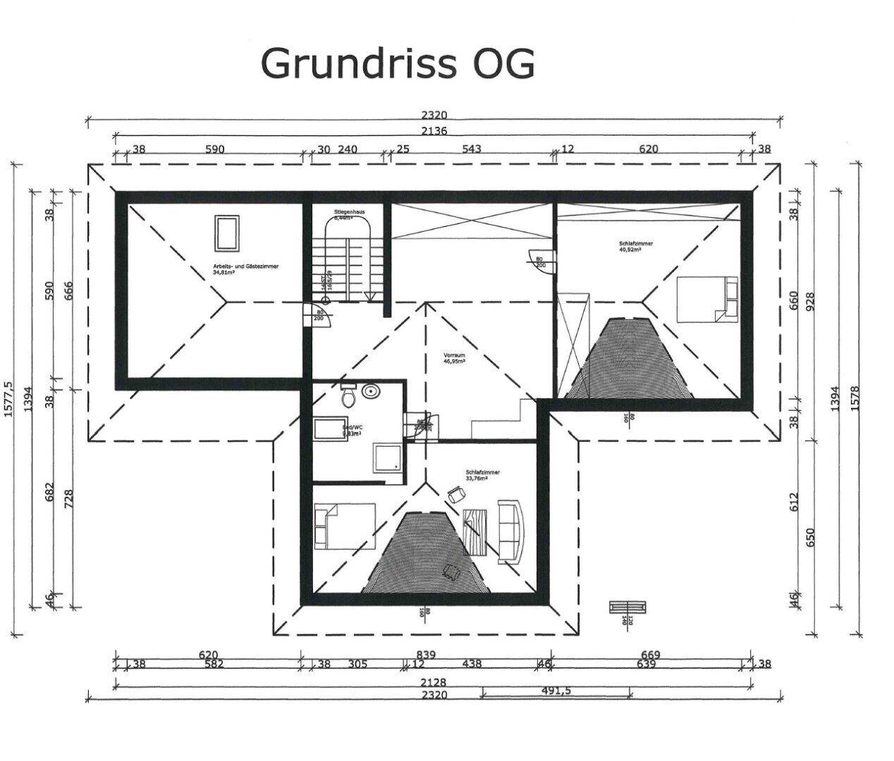 Grundriss des Obergeschosses mit Schlafzimmern, Bad und Dachschrägen.