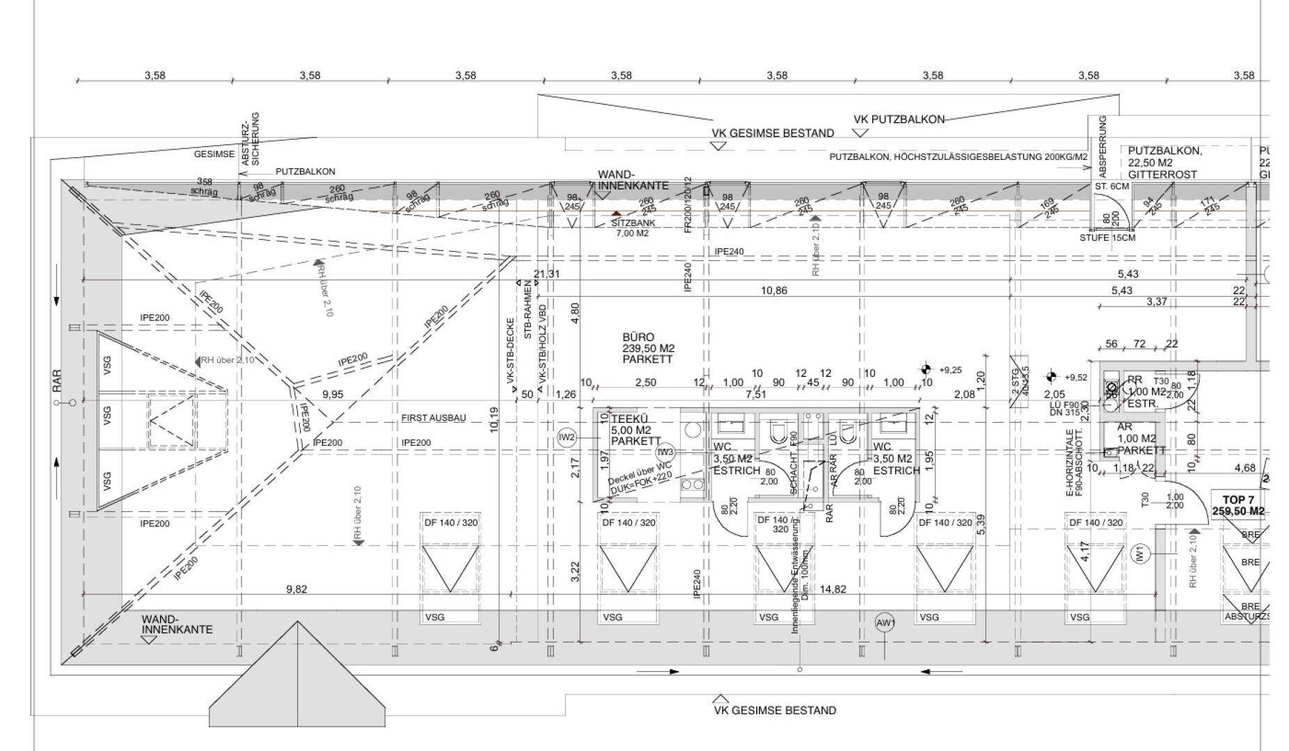Detaillierter Grundriss einer Büroetage mit mehreren Toiletten und einem schmalen Balkon für Wartungszwecke.