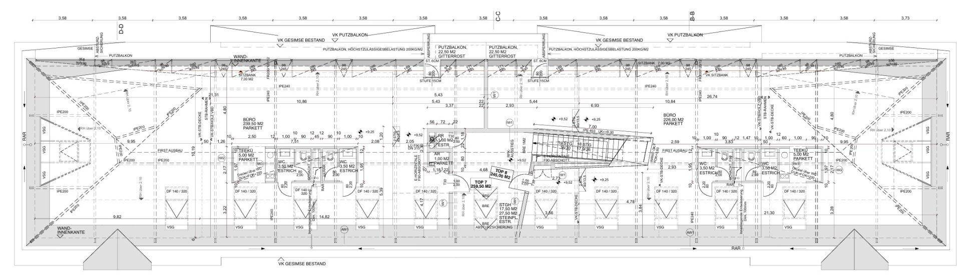 Gesamtübersicht des Grundrisses einer Etage mit mehreren Büroeinheiten, Balkonen und gemeinschaftlichen Zugängen.