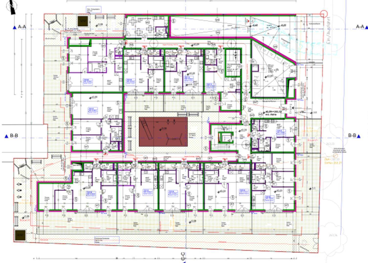 Detaillierter Grundriss eines Gebäudes mit mehreren Räumen und technischen Details.