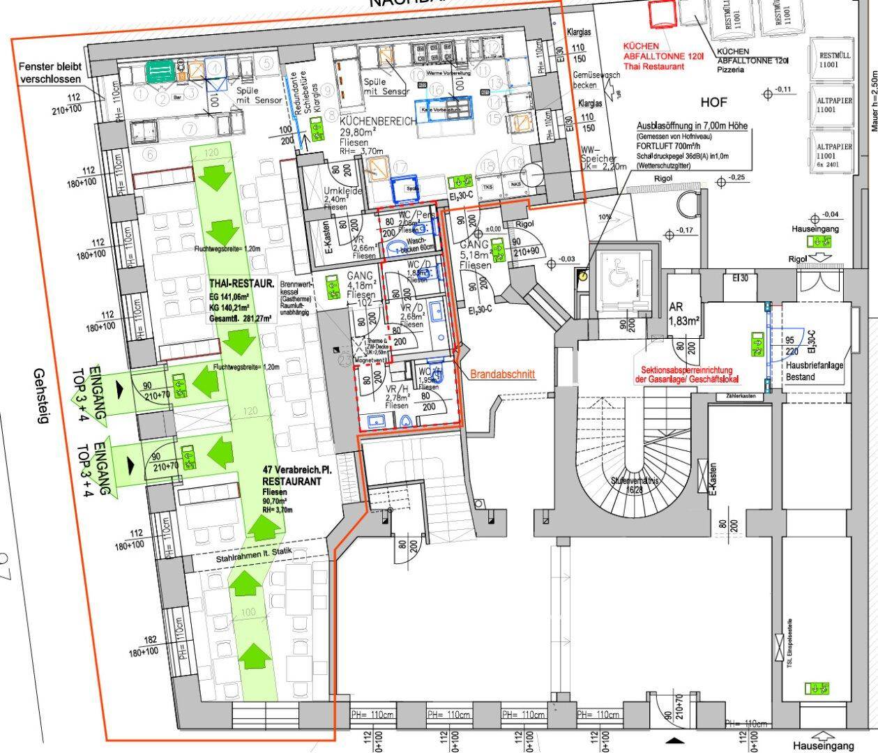 Detaillierter Grundriss eines Erdgeschosses mit Restaurantflächen, Küchenbereich, Sanitäranlagen und Zugang zum Hof.