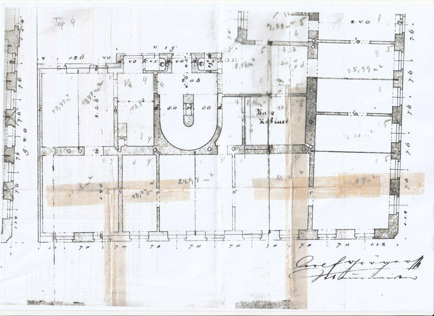 Historischer Grundriss mit handschriftlichen Notizen und Raumaufteilung.