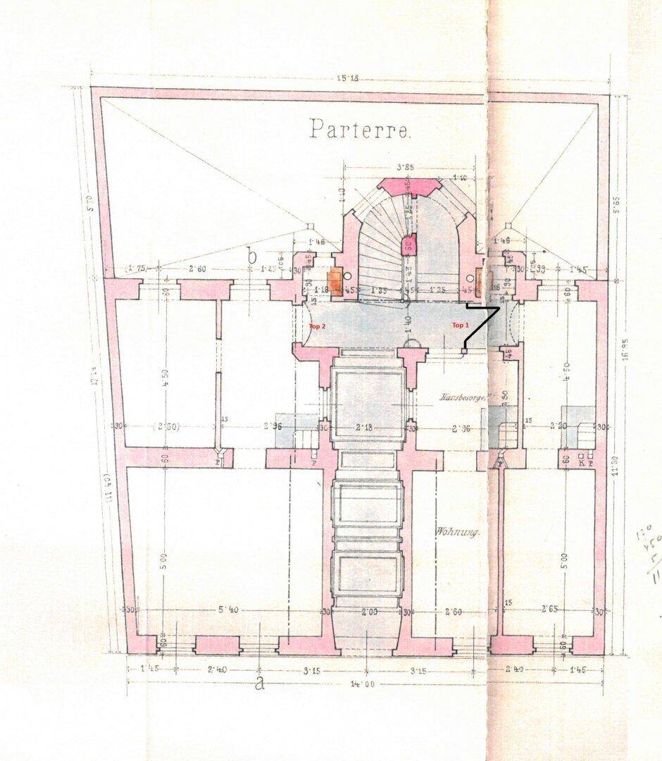 Detaillierter Grundriss des Erdgeschosses mit Raumaufteilung und Abmessungen.