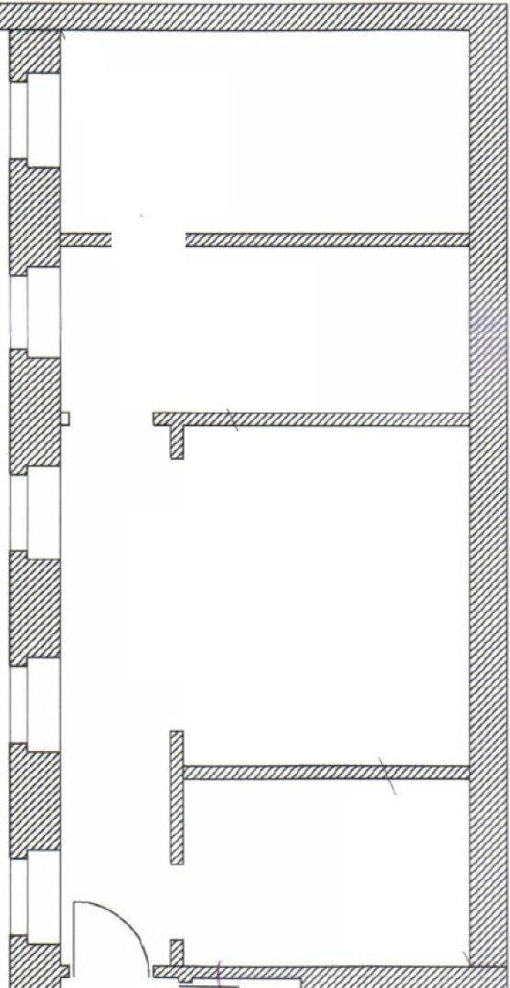 Grundriss einer Wohnung mit mehreren Räumen und der Anordnung der Fenster.