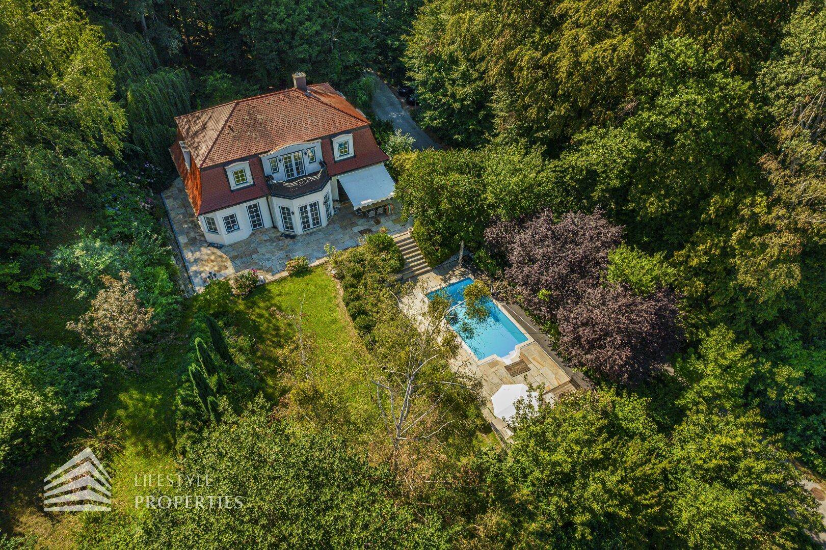 Weitläufiges Grundstück aus der Vogelperspektive mit Villa, Pool und gepflegter Gartenanlage.