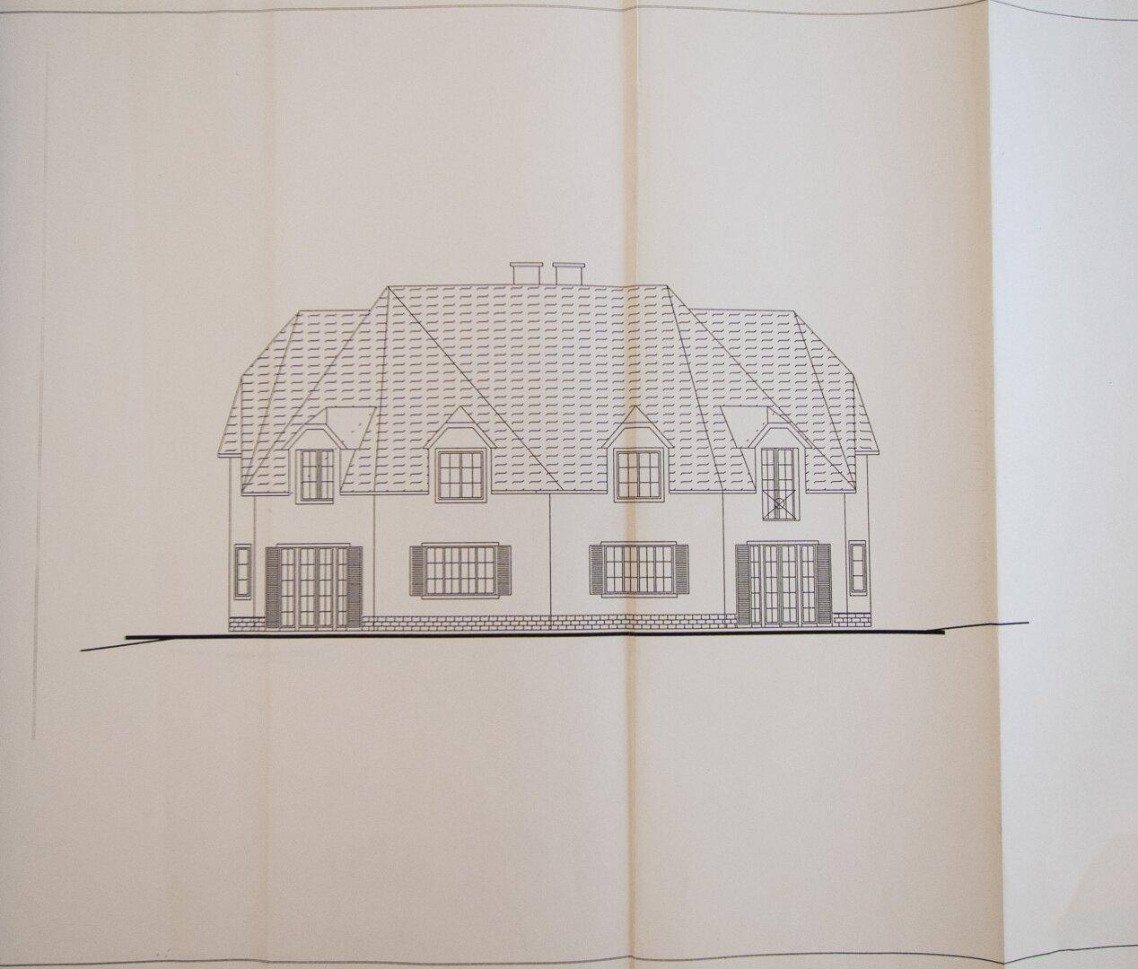 Architektonische Zeichnung zeigt die Vorderansicht des Gebäudes mit mehreren Fenstern.