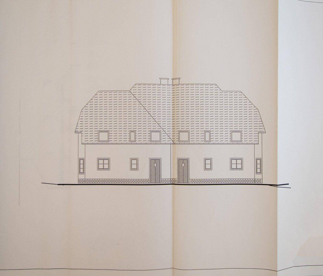 Architektonische Zeichnung zeigt die Rückansicht des Gebäudes mit Türen und Fenstern.
