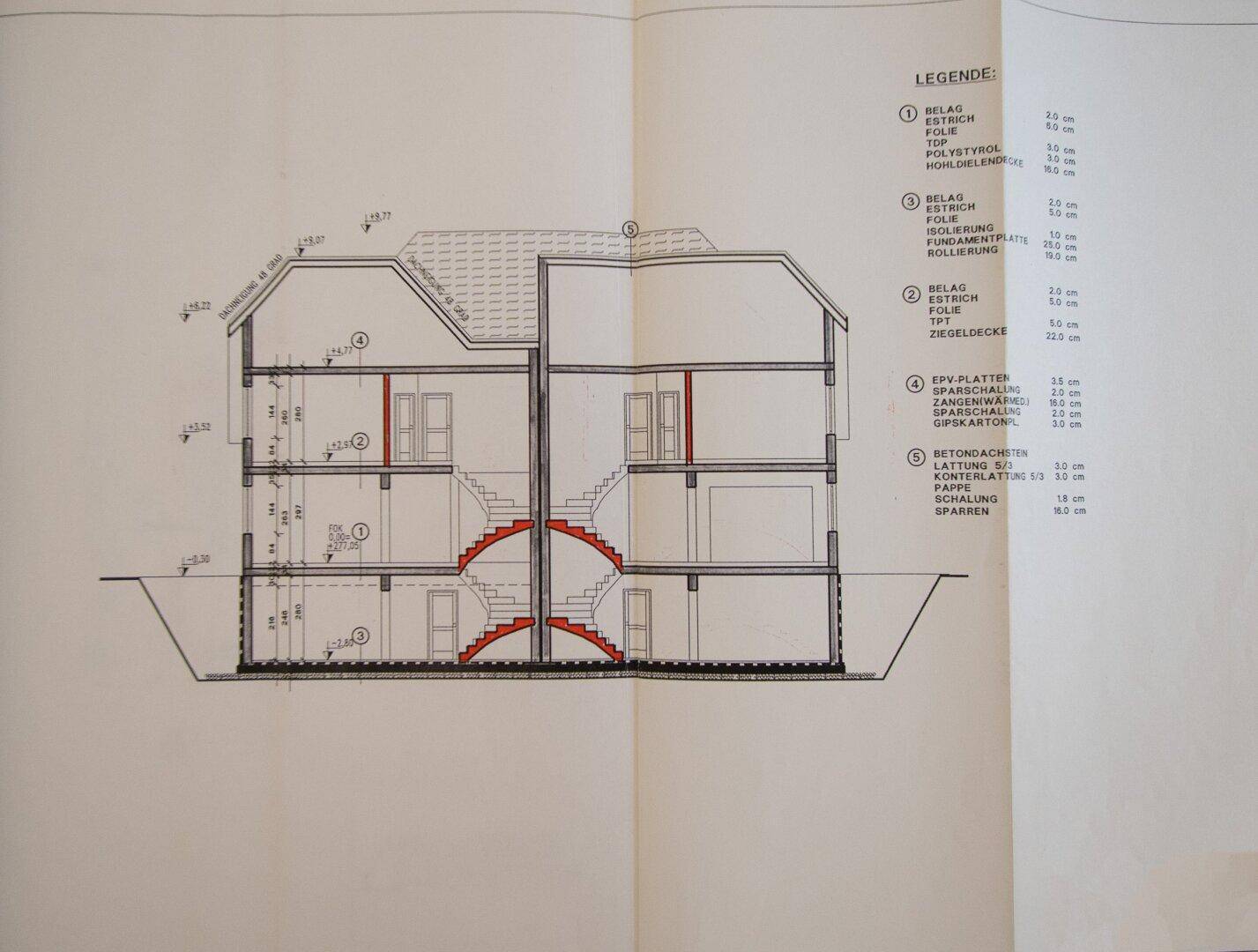 Schnittzeichnung des Gebäudes mit Darstellung der Innenstruktur und Treppen.