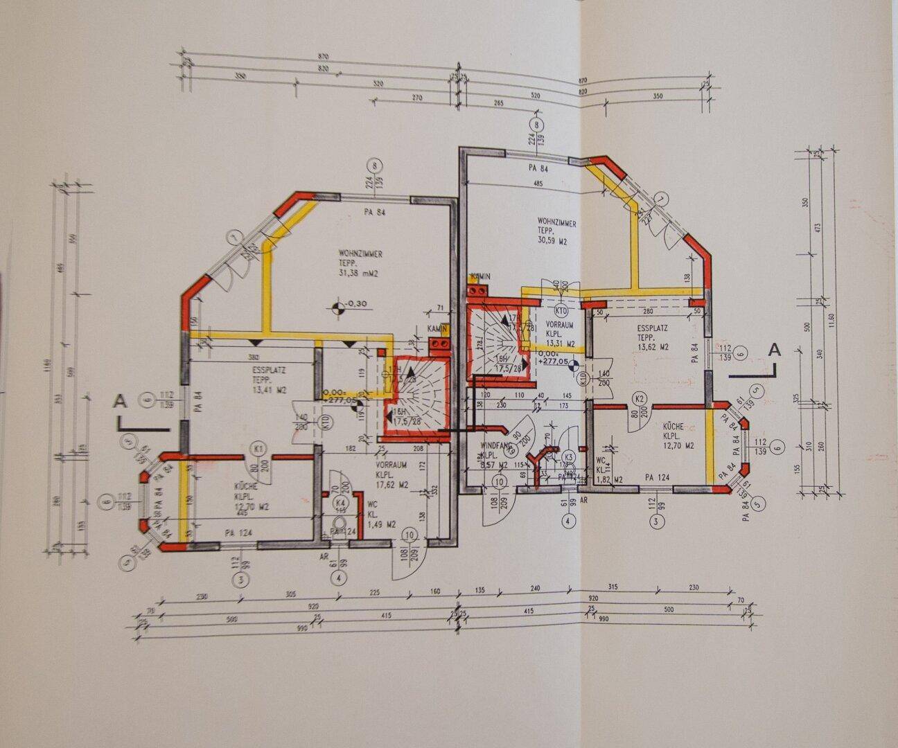 Grundriss des Erdgeschosses mit Wohnzimmer, Essplatz und Küche.