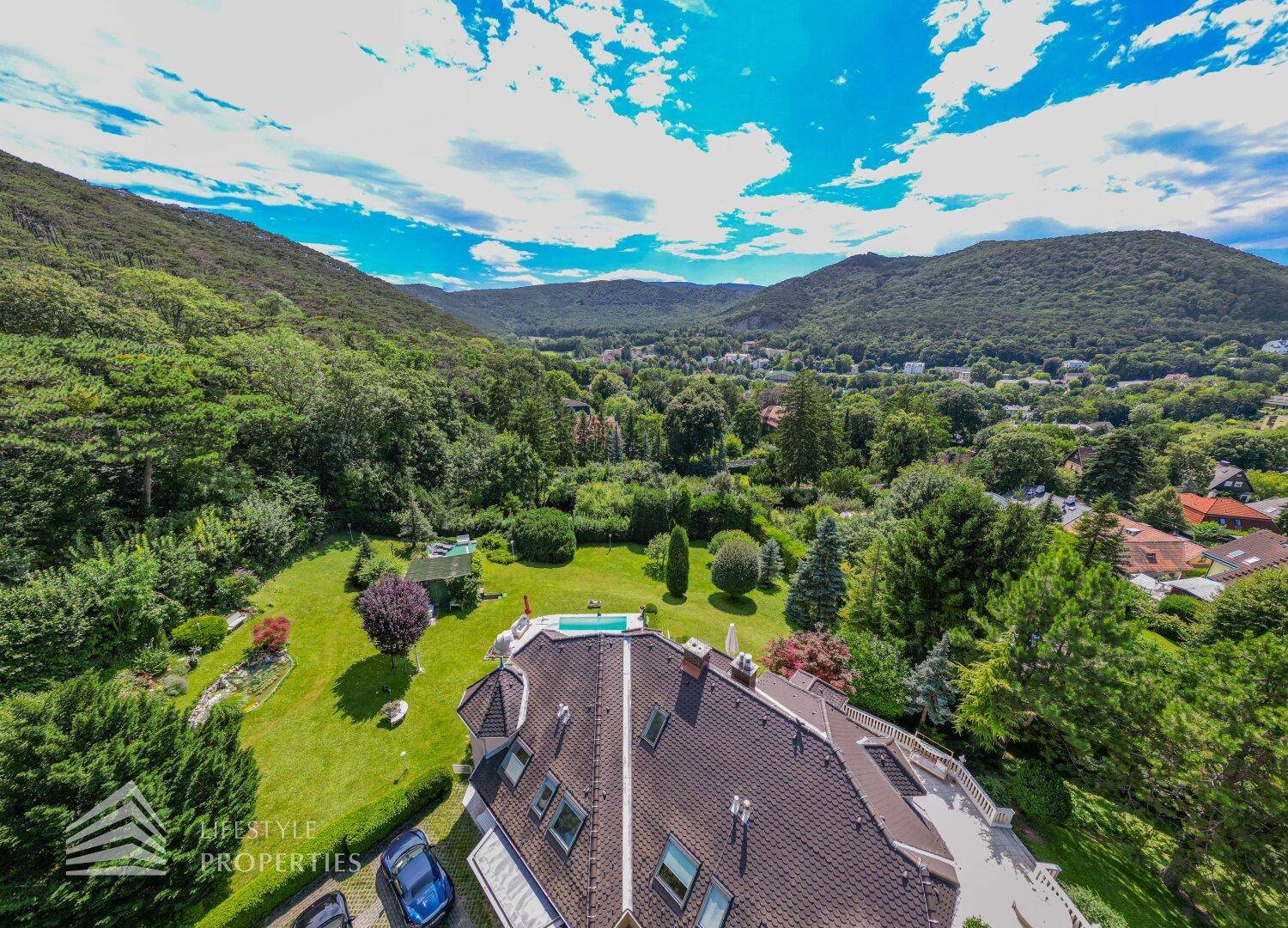 Atemberaubender Panoramablick über das Tal und die umliegenden bewaldeten Berge von der Villa aus.